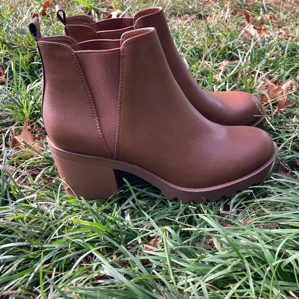 Xappeal Size 8 1/2 Laura Chunky Heeled Brown Booties